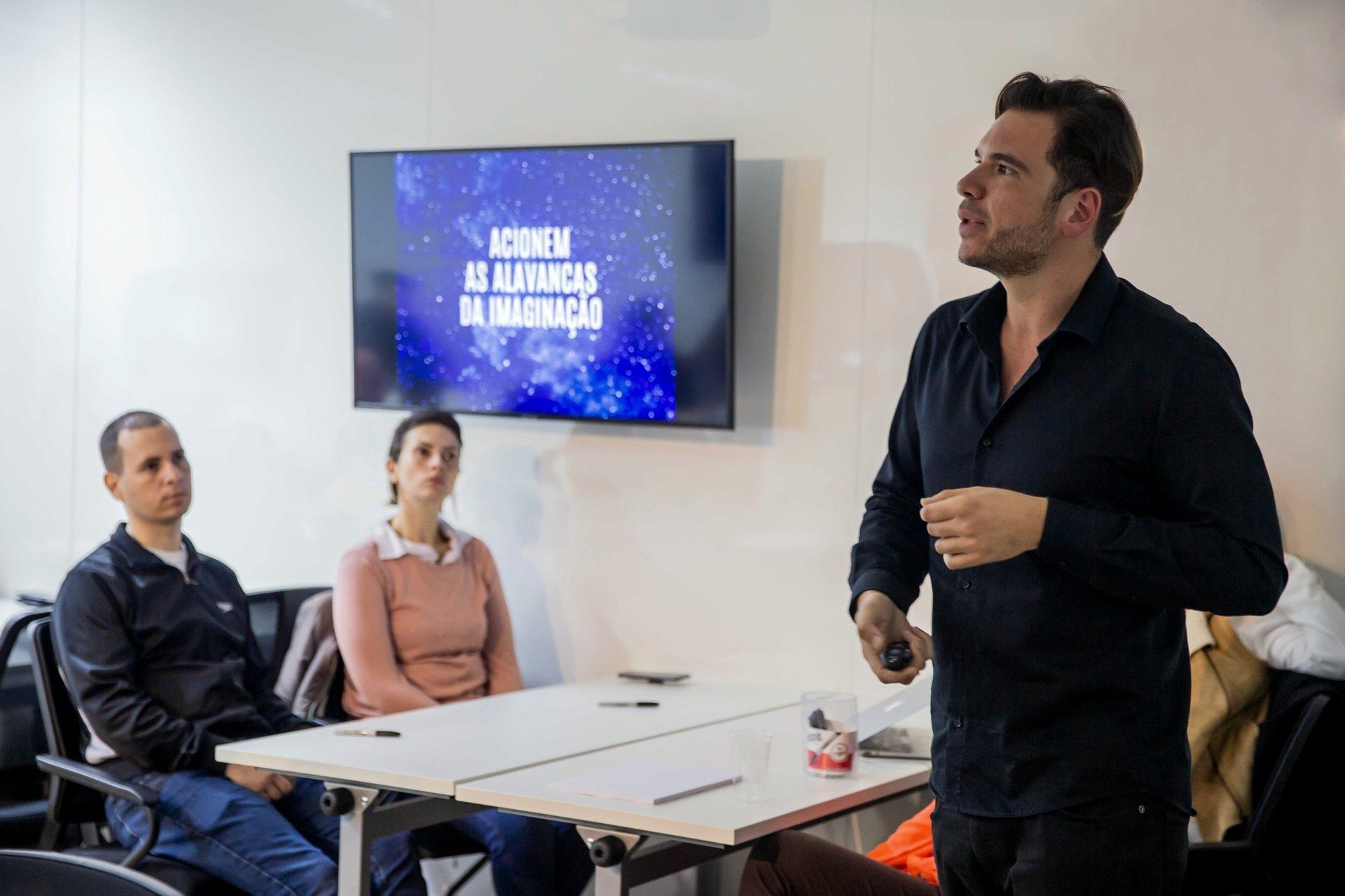 Fernando Palacios presenting to a room of professionals