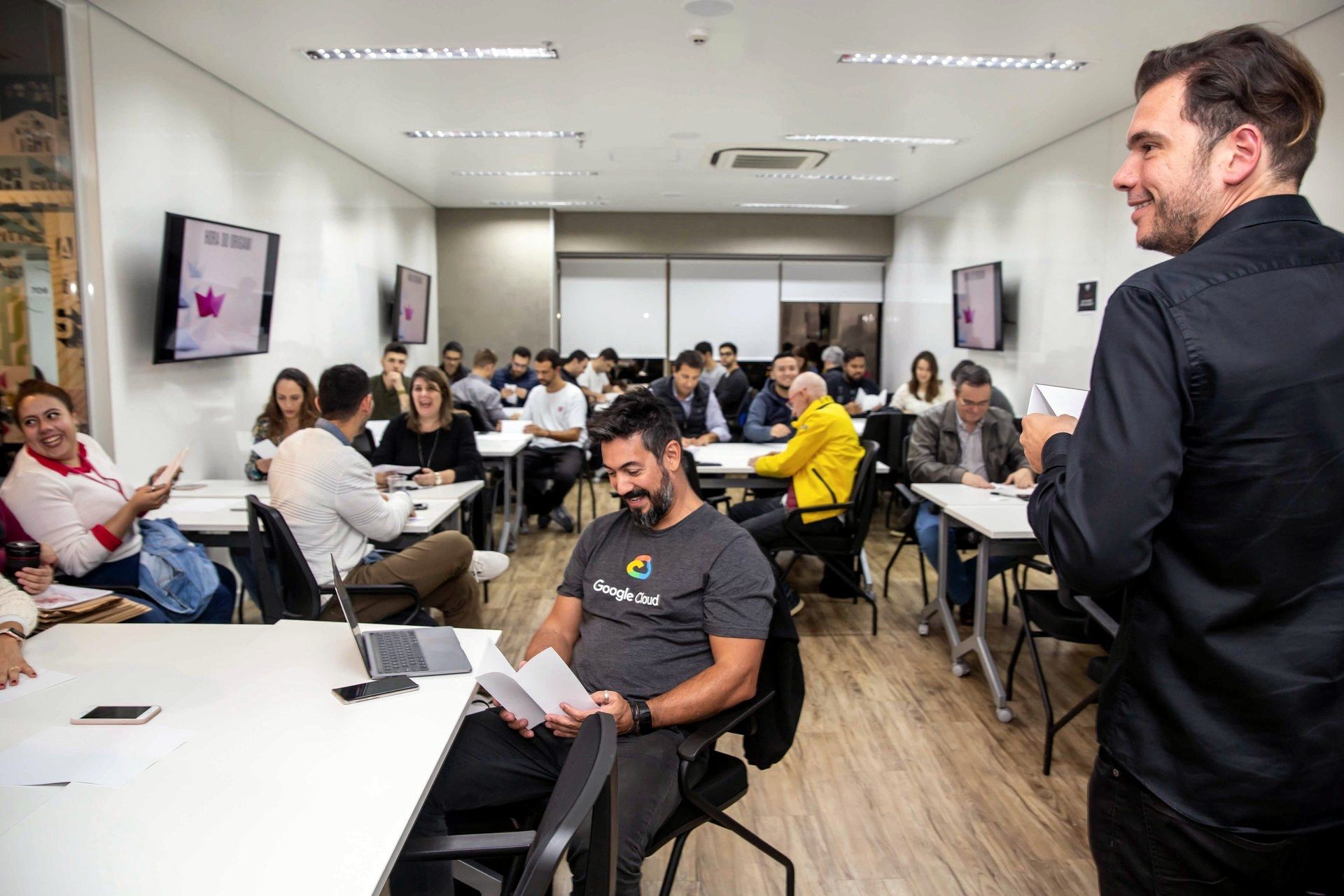 Fernando Palacios guiding a corporate storytelling training