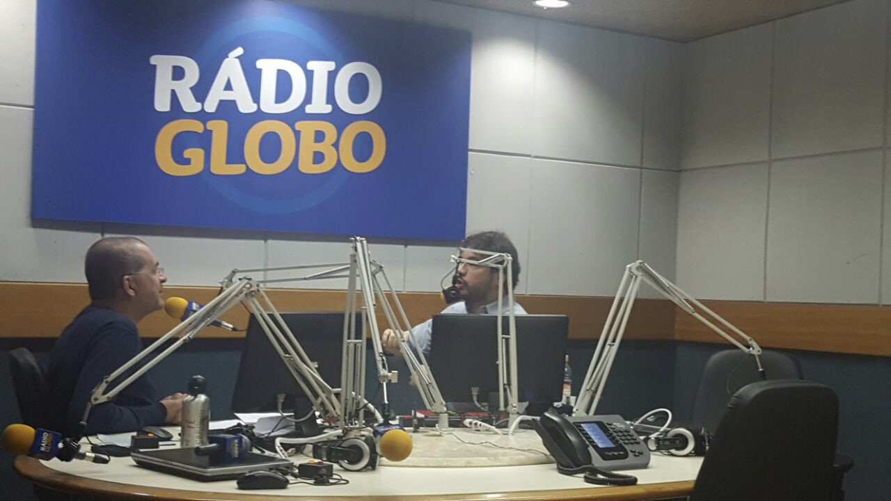 Fernando Palacios addressing an audience during a talk